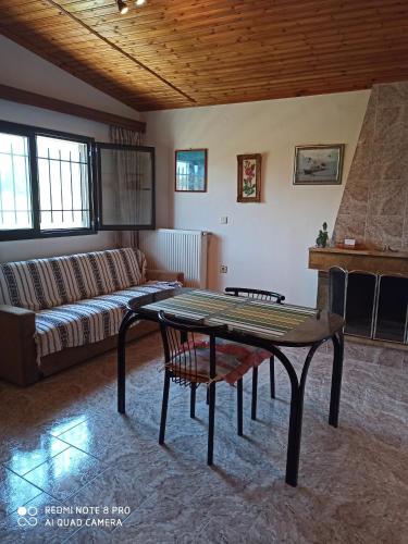 a living room with a table and a couch at Villa Mira in Rizómilos