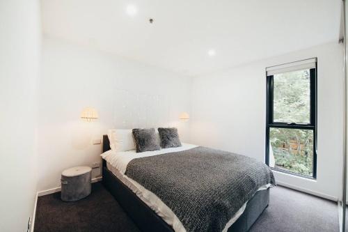 Tempat tidur dalam kamar di Modern Resort-style Stay near Queen Vic Market