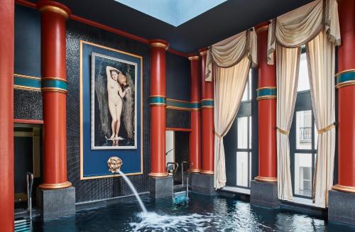فندق InterContinental Bordeaux Le Grand في بوردو: مسبح في غرفة ذات اعمدة حمراء