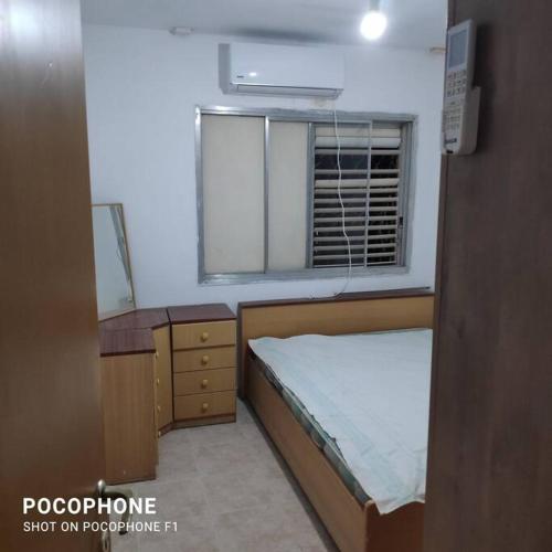 Una cama o camas en una habitación de דירה פרטית מהממת מוארת. ממוזגת מרוהטת ומקסימה