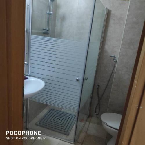 Un baño de דירה פרטית מהממת מוארת. ממוזגת מרוהטת ומקסימה