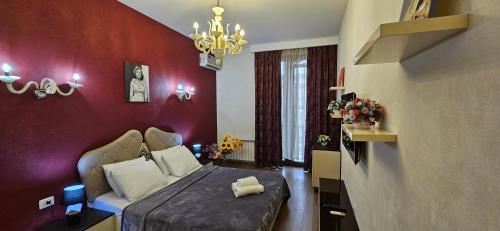 Passage apartment في باكو: غرفة نوم بسرير وجدار احمر