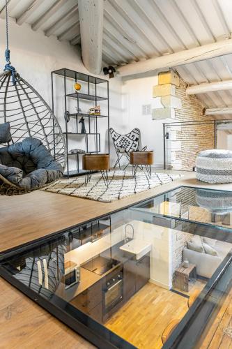 un salon avec une table en verre et des chaises dans l'établissement Loft ravissant Vieux Port Marseille, Clim, à Marseille