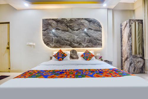 1 dormitorio con 1 cama extragrande en FabExpress Laxmi Empire, Siolim, en Goa