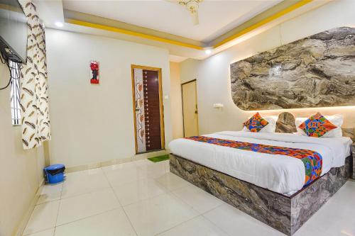 ein Schlafzimmer mit einem großen Bett in einem Zimmer in der Unterkunft FabExpress Laxmi Empire, Siolim in Goa