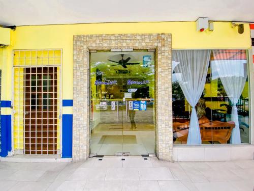 una tienda frente con una puerta de cristal de una tienda en Sun Inns Hotel Equine, Seri Kembangan, en Seri Kembangan