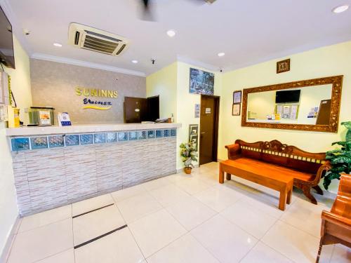 una sala de espera con un banco y un bar en Sun Inns Hotel Equine, Seri Kembangan, en Seri Kembangan