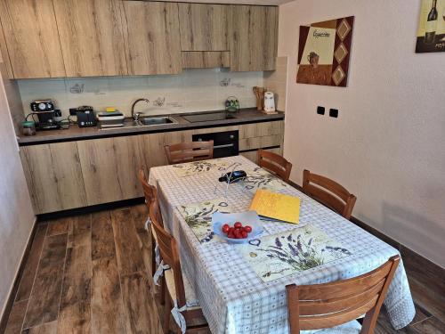eine Küche mit einem Tisch und einer Obstschale darauf in der Unterkunft Casa Bella Vista in Villar San Costanzo