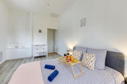 ein Wohnzimmer mit einem Sofa und einem Tisch in der Unterkunft Le nid cosy • Proche Disneyland in Villiers-sur-Marne