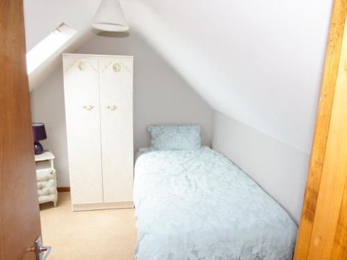 1 dormitorio con 1 cama y armario en el ático en Ocean View en Louisburgh