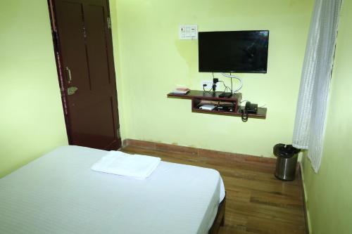 Camera piccola con letto e TV a schermo piatto. di SPOT ON V Guest Inn a Tenāli