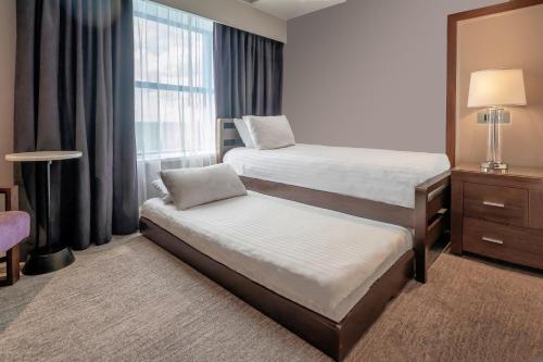 Sandman Signature London Gatwick Hotelにあるベッド