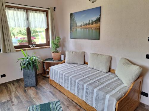 Camera piccola con letto e finestra di Casa Bella Vista a Villar San Costanzo