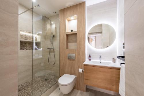 une salle de bain avec toilettes, lavabo et douche dans l'établissement Le Merveilleux - Appt 111m2 au coeur de Lyon, à Lyon