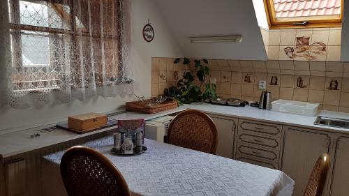 uma cozinha com uma mesa com um liquidificador em Modrá růže Třeboň em Třeboň
