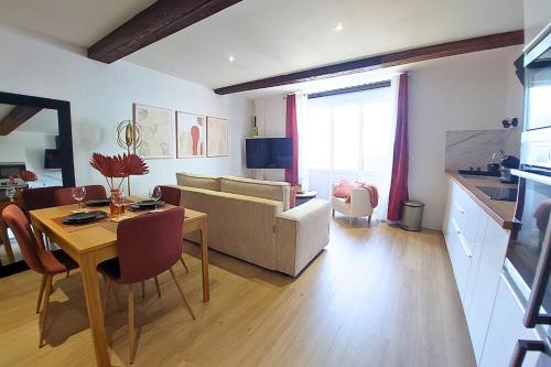 een woonkamer met een bank en een tafel bij ArtGold * Logement Haut de gamme Spa in Roanne