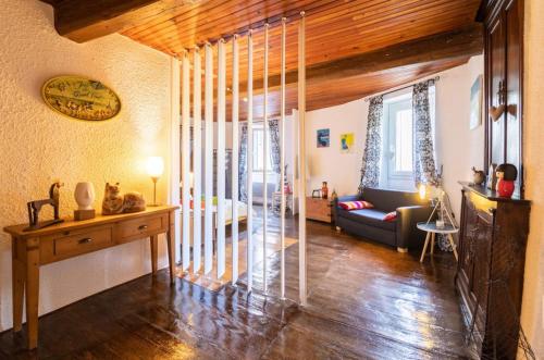 un salon avec un canapé et une table dans l'établissement La maison du Bonheur, à Marquixanes