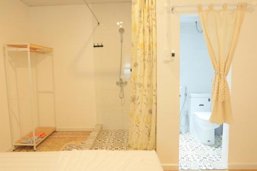 Phòng tắm tại LA VIE EN ROSE 2 Hotel