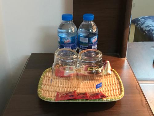 een dienblad met drie flessen water op een tafel bij 105 Láng Hạ in Hanoi