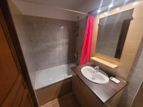 een badkamer met een wastafel en een bad bij Studio 2* - Double Exposition in Brides-les-Bains