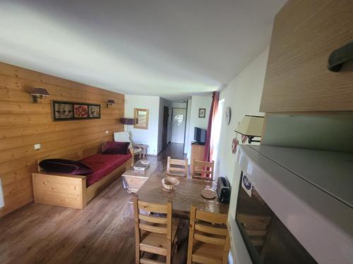 un salon avec un canapé, une table et des chaises dans l'établissement Studio 2* - Double Exposition, à Brides-les-Bains