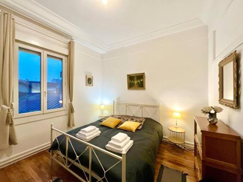 a bedroom with a bed and a window at The Gallery - HyperCentre Reims in Reims