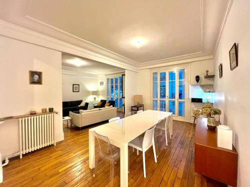 un salon avec une table blanche et un canapé dans l'établissement The Gallery - HyperCentre Reims, à Reims