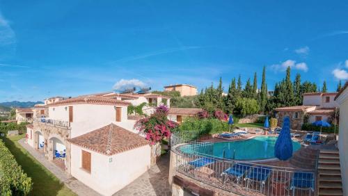 una imagen de una villa con piscina en ISA-Residence with swimming-pool in Tanaunella, apartments with air conditioning and private outdoor space, en Tanaunella