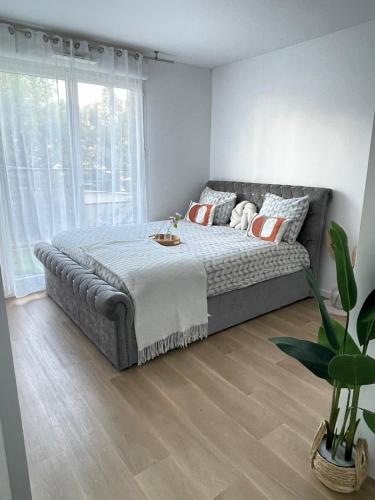 1 dormitorio con cama y ventana grande en Magnifique appartement 3 pièces à Vitry-sur-seine (15min de Paris) en Vitry-sur-Seine