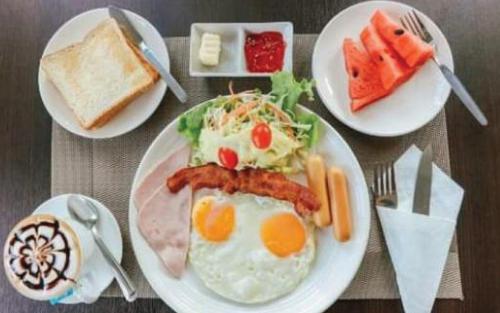 Opsi sarapan yang tersedia untuk tamu di Petpumok Wangnamkhiao Hotel