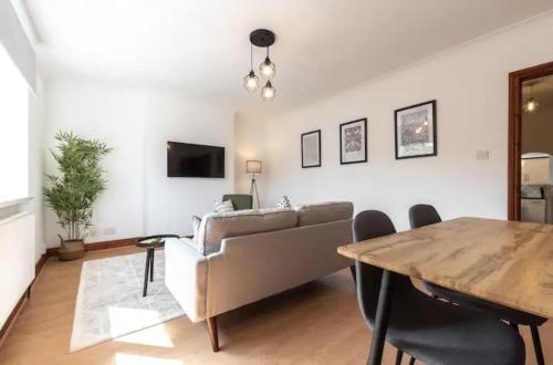 uma sala de estar com um sofá e uma mesa em Metropolitan - 203 Millbrook Road East em Southampton