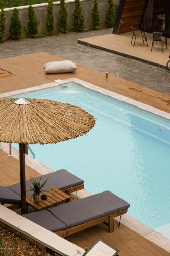 Der Swimmingpool an oder in der Nähe von Pavliani4rest - Luxury Cabins