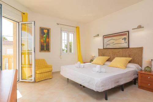 サ・ラピタにあるEspaiosaのベッドルーム(大型ベッド1台、黄色い椅子付)
