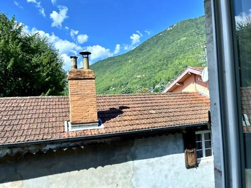 een stenen schoorsteen op het dak van een huis bij Emma CLIM Proche Hôpital in La Tronche
