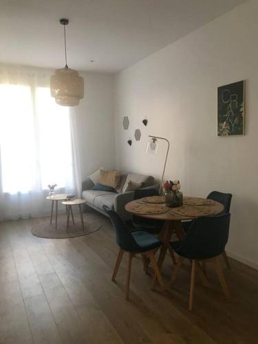un salon avec une table et un canapé dans l'établissement Central Nice 3 bed modern flat close to the beach, à Nice