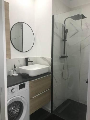 une salle de bain avec un lavabo et une machine à laver dans l'établissement Central Nice 3 bed modern flat close to the beach, à Nice