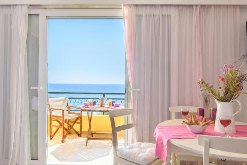 グリファダにあるSpitaki Glyfada beachのテーブル付きの客室で、海の景色を望めます。