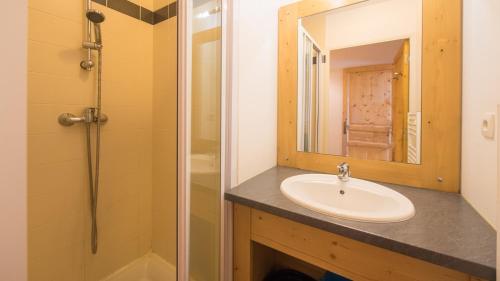 une salle de bain avec un lavabo et une douche dans l'établissement A012- Appartement 3 pieces cabine 8 personnes-, à Orcières