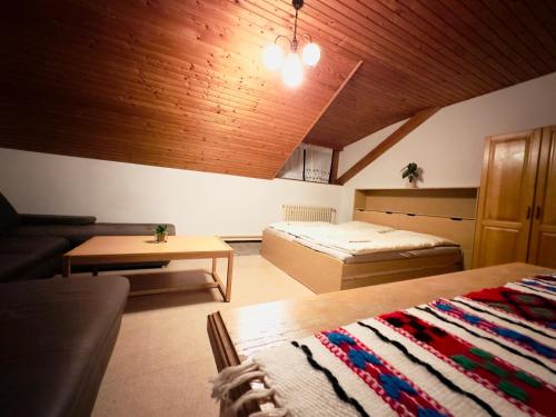 ein Wohnzimmer mit 2 Betten und einem Sofa in der Unterkunft Penzión Hrubjak in Oravská Polhora