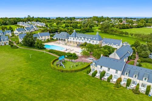 an aerial view of a large house with a pool at Résidence Pierre & Vacances le Green Beach in Port-en-Bessin-Huppain
