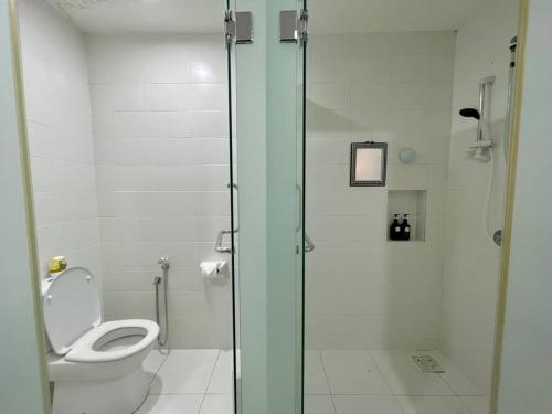 ein Bad mit einem WC und einer Glasdusche in der Unterkunft Comfy Suite with Netflix At Setia Alam in Shah Alam