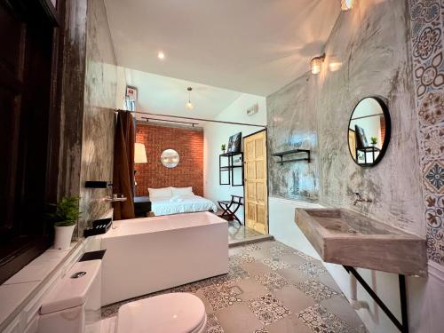 怡保的住宿－DoSomething Guest House 8，带浴缸、水槽和床的浴室