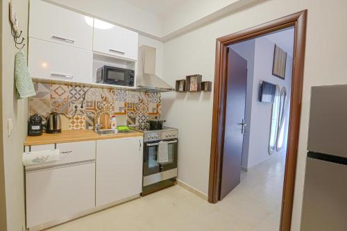 Кухня або міні-кухня у Anastazia Apartments #Town