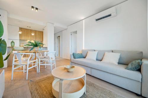 sala de estar con sofá y mesa en Hauzify I Apartament Mare Internum en La Pineda