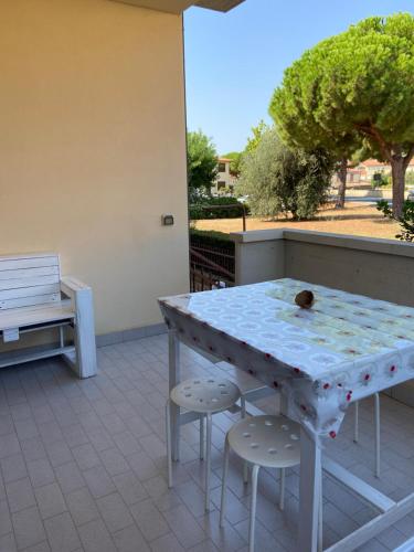 een tafel en twee stoelen op een patio bij Balo’s home in Venturina Terme