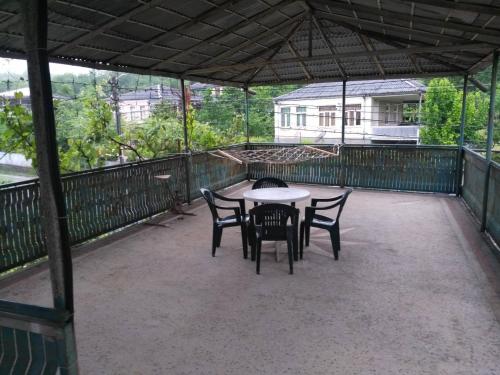 um pátio com cadeiras e uma mesa no telhado em individual low-budget guest-house em Tsqaltubo