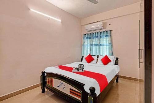 Gulta vai gultas numurā naktsmītnē OYO Coastal Inn Luxury Service Apartments