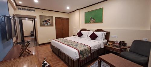 Ein Bett oder Betten in einem Zimmer der Unterkunft Ambassador Pallava
