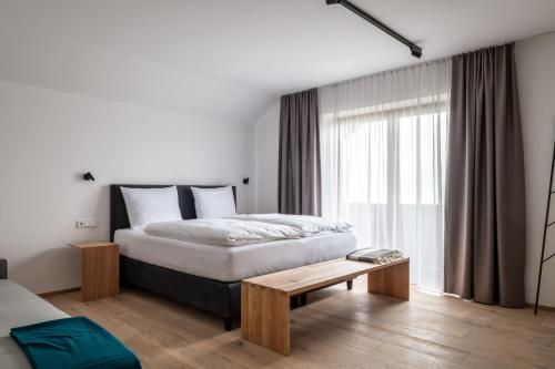 ein Schlafzimmer mit einem großen Bett und einem Fenster in der Unterkunft Kaisigen43 in Steinbach am Attersee