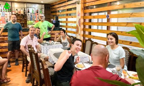 eine Gruppe von Menschen, die an einem Tisch in einem Restaurant sitzen in der Unterkunft Hotel Pomelo House in Kathmandu